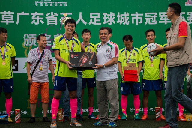 土媒：穆帅致电C罗，询问他是否有意来费内巴切